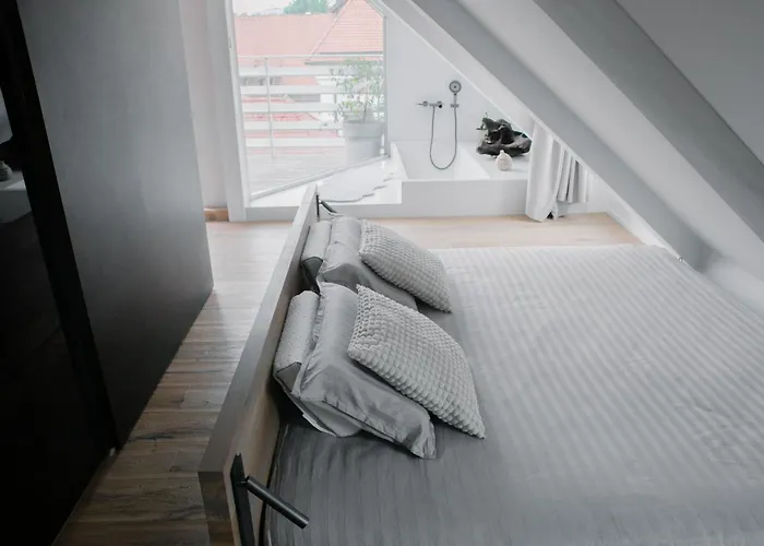 Bela & Vista Penthouse - Castle View In Old Town Daire